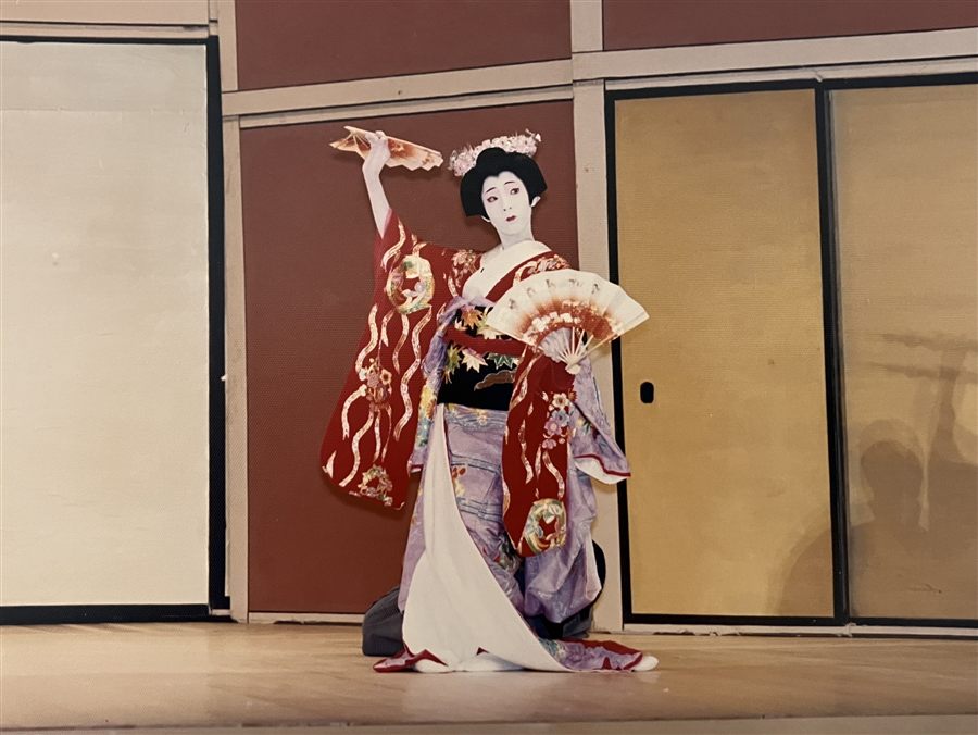 日本舞踊の舞台に立つ石崎和恵